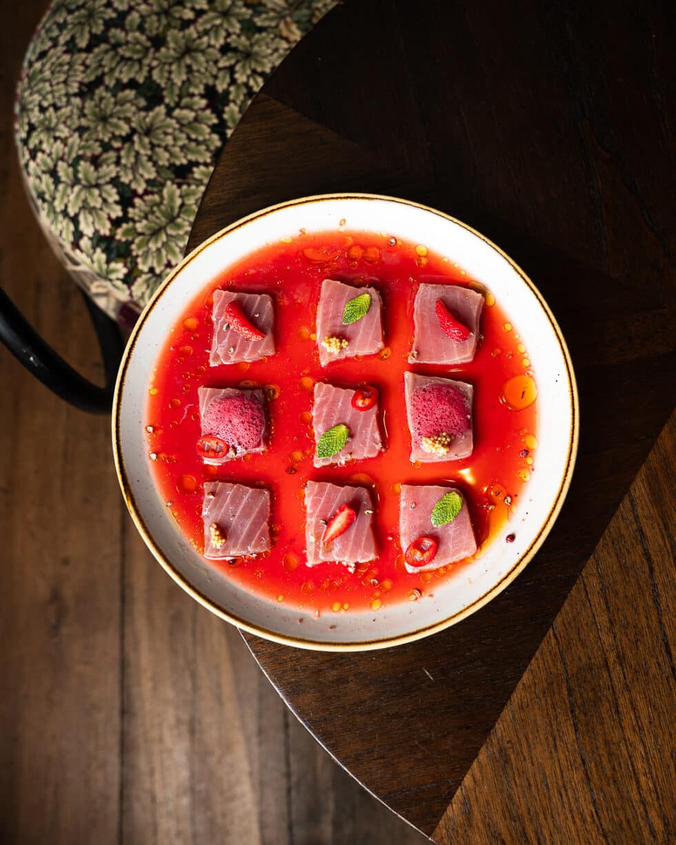 Cubes de thon frais dans un bouillon épicé.