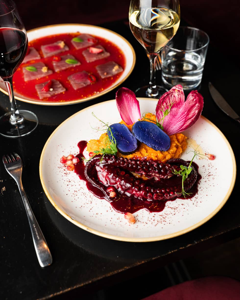 Plats raffinés et vins sur table élégante