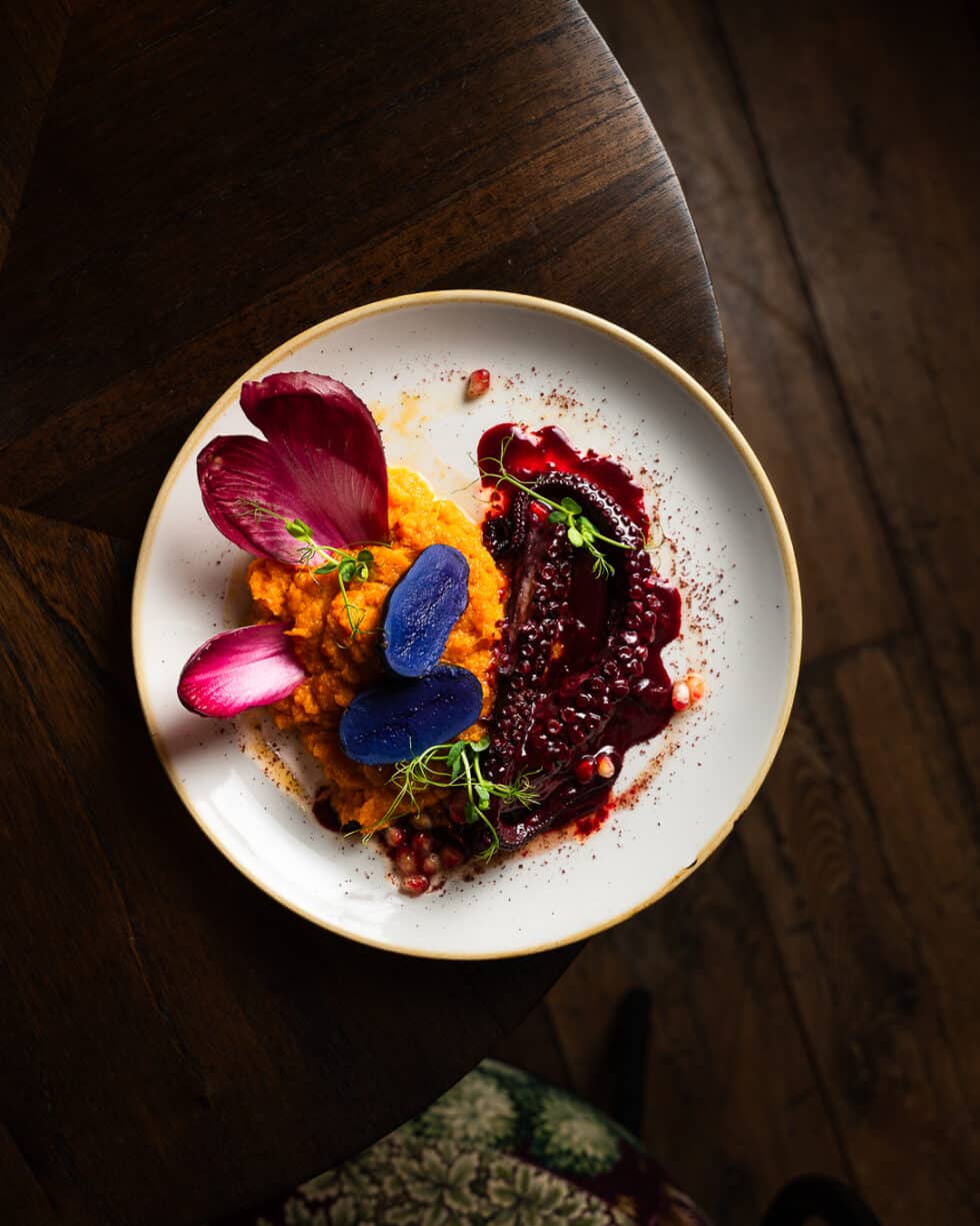 Plat gourmet, purée et légumes colorés