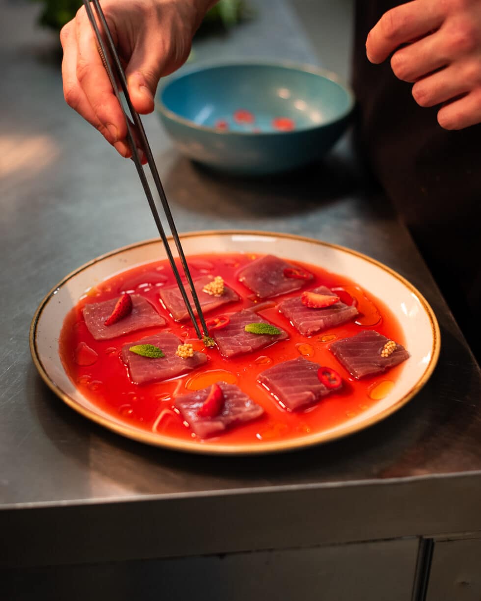 Plat de sashimi dans sauce rouge piquante