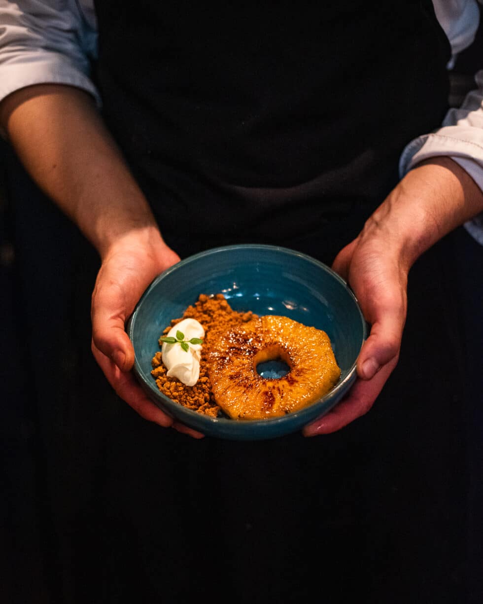 Cuisinier présentant un plat d'ananas caramélisé