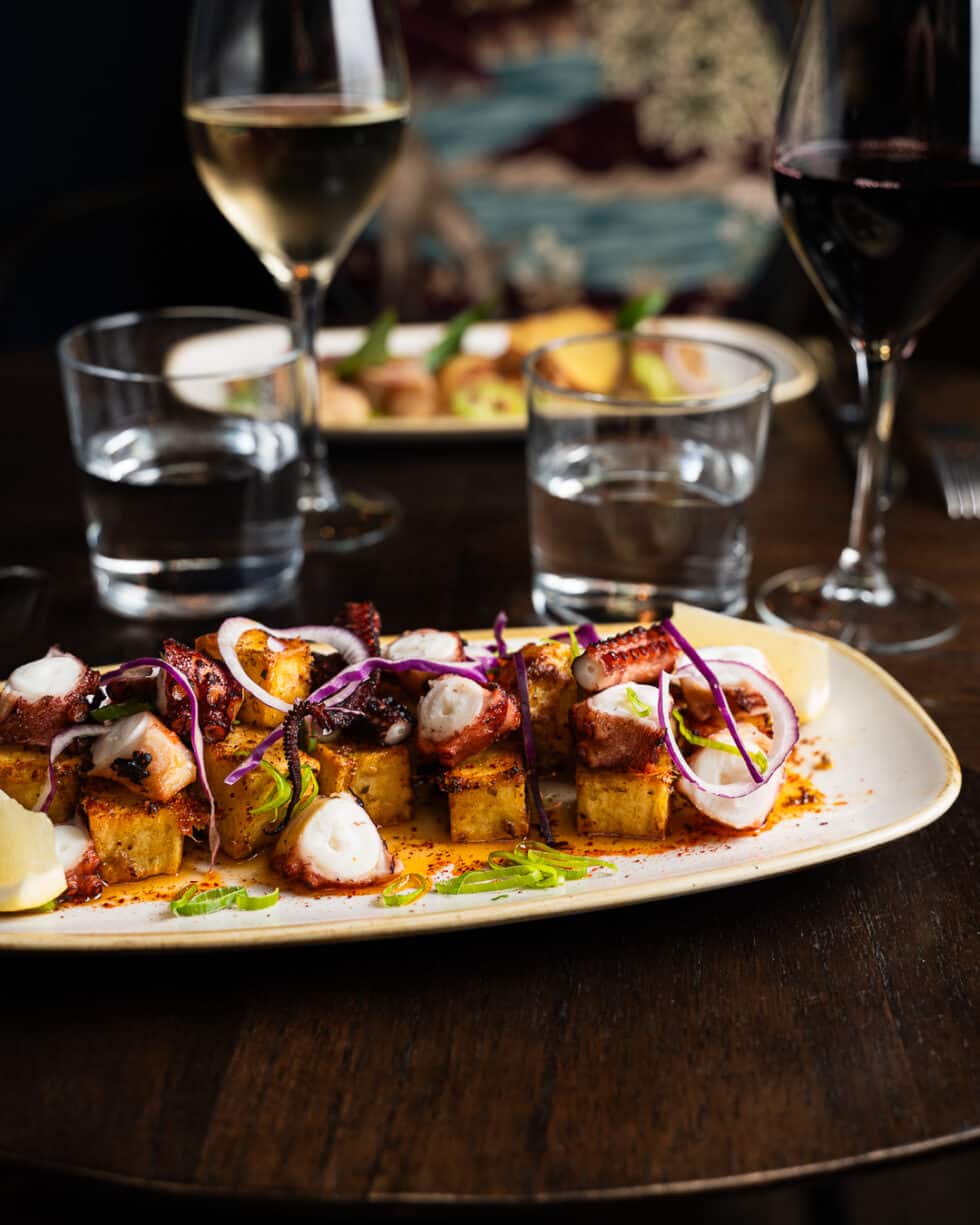 Assiette de poulpe grillé avec polenta et vin