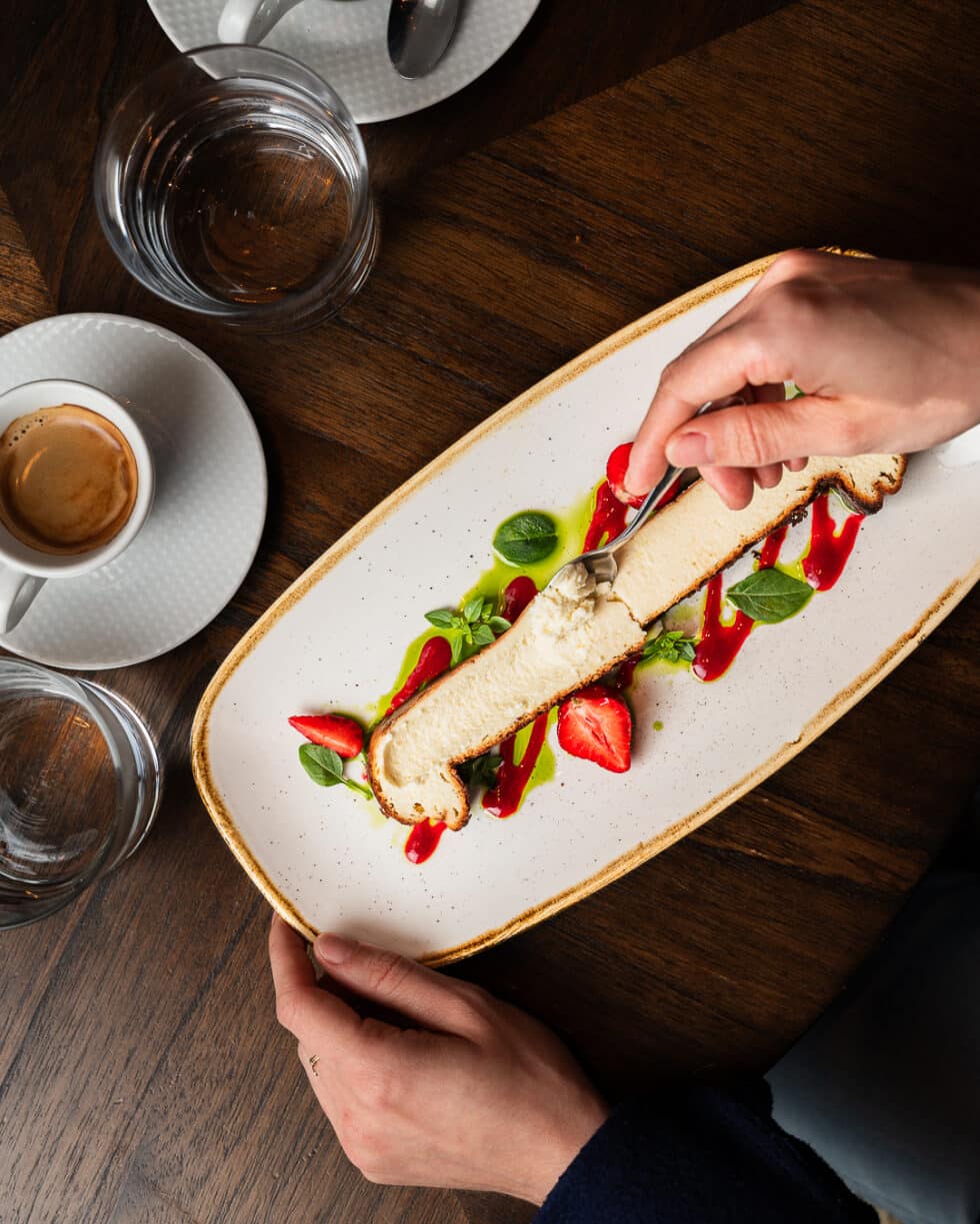 Dessert servi avec fraises et coulis rouge