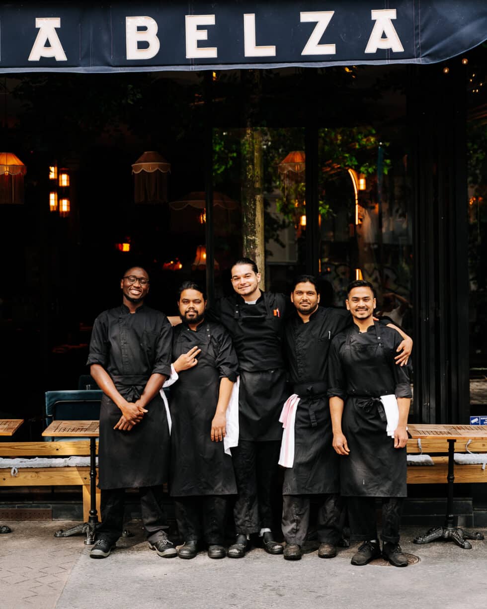 Cinq chefs souriants devant restaurant Abelza
