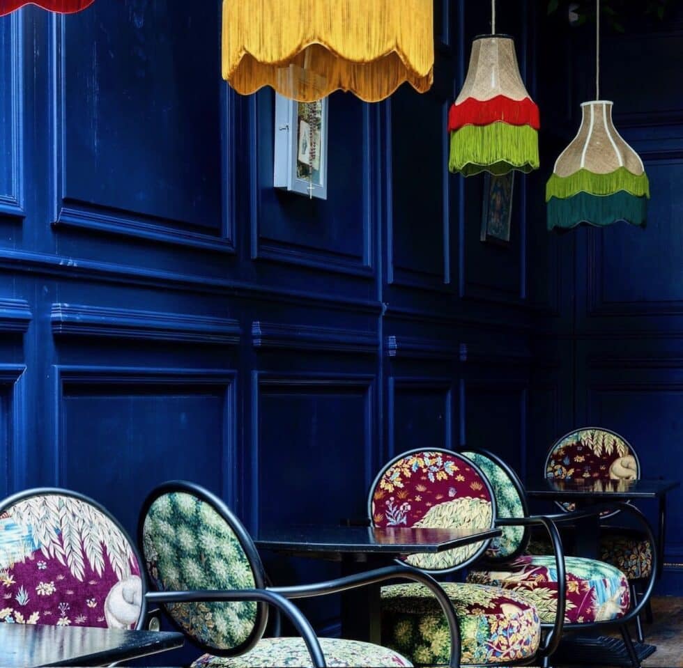 Intérieur élégant avec chaises colorées et lampes suspendues