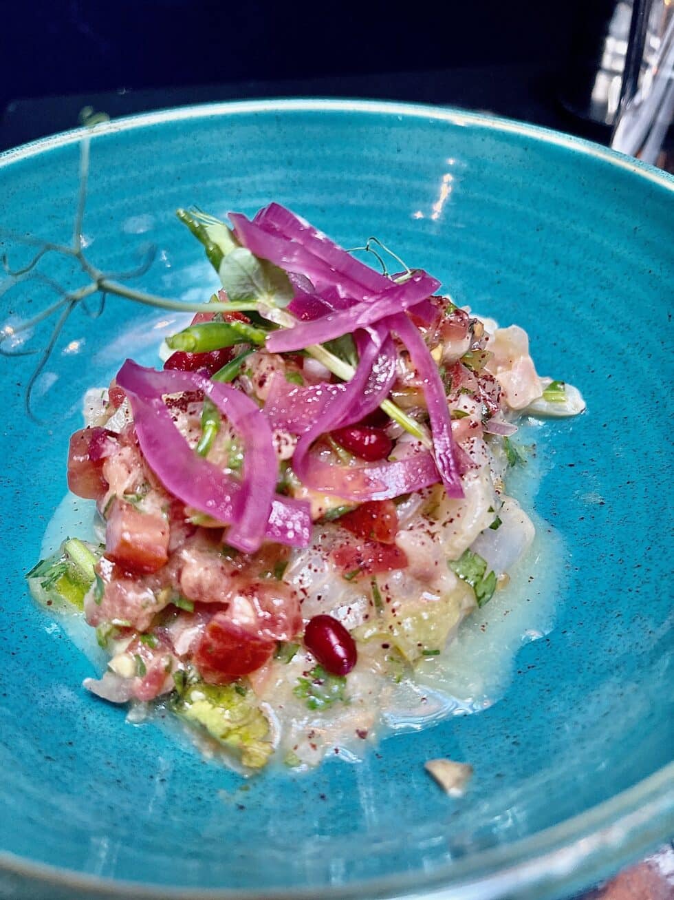 Tartare fraîcheur dans une assiette bleue.
