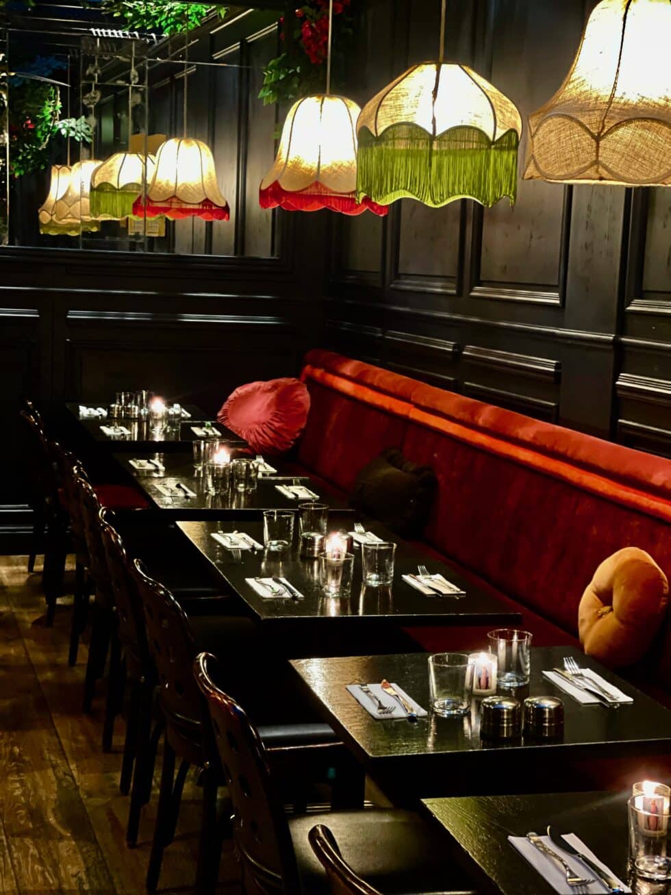 Restaurant intime, éclairage tamisé, banquettes rouges