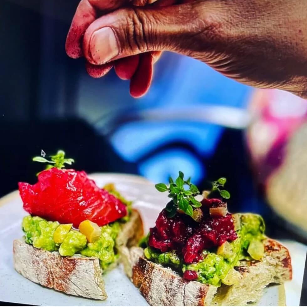 Tartines d'avocat et de thon rouge frais