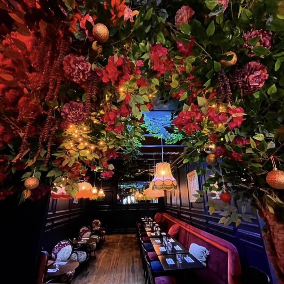Restaurant intime avec décoration florale et éclairage tamisé