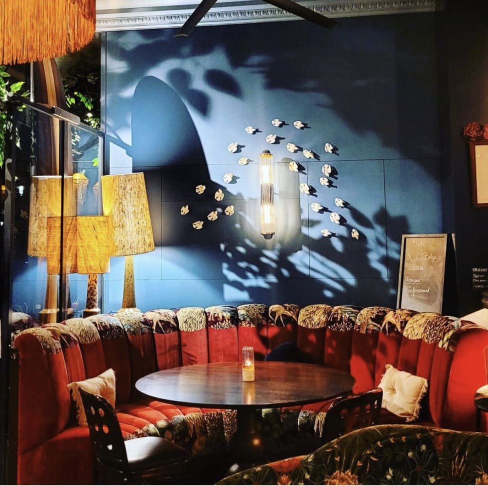 Intérieur de café élégant avec éclairage tamisé et mural floral