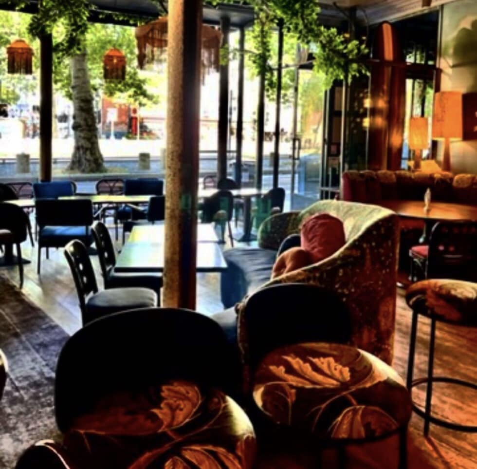 Intérieur cosy de café avec vue sur la rue