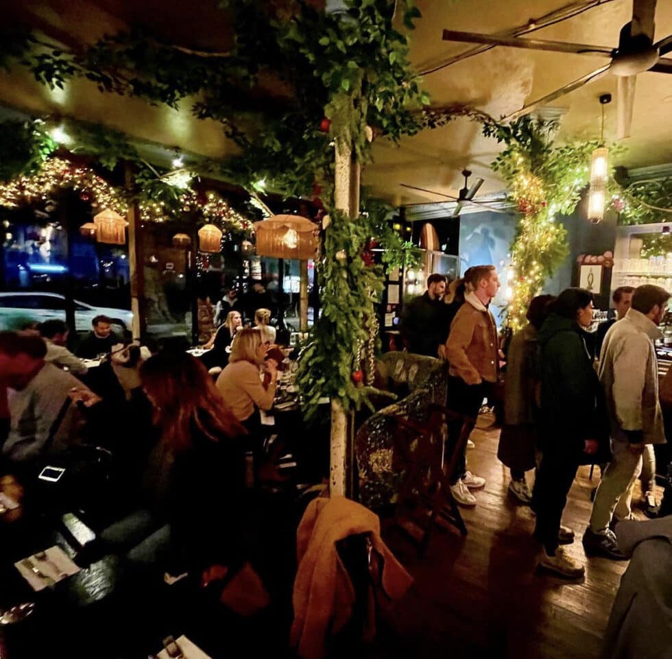 Intérieur animé et décoré de bar avec clients