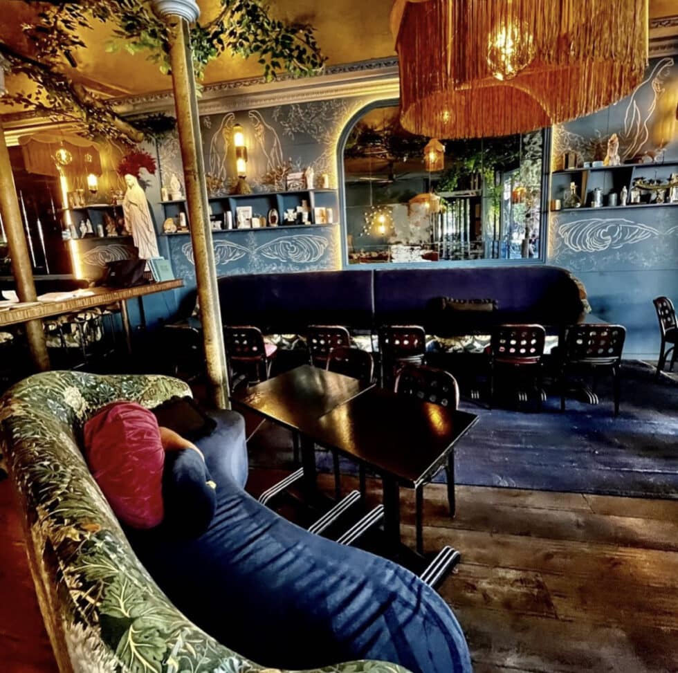 Intérieur bar chic avec décor élégant et vintage