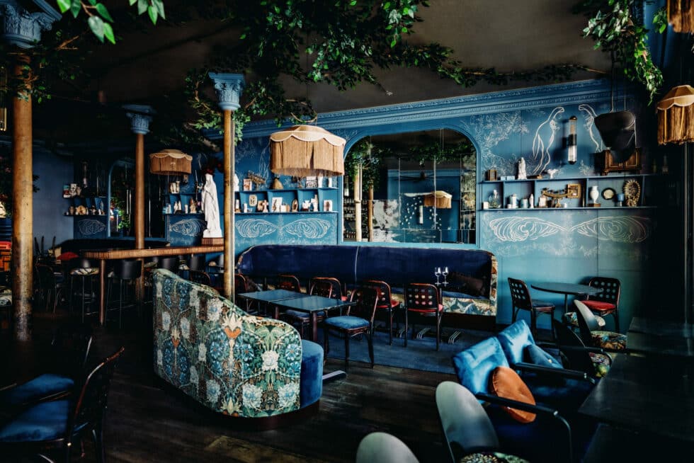 Intérieur vintage élégant d'un café avec décoration éclectique