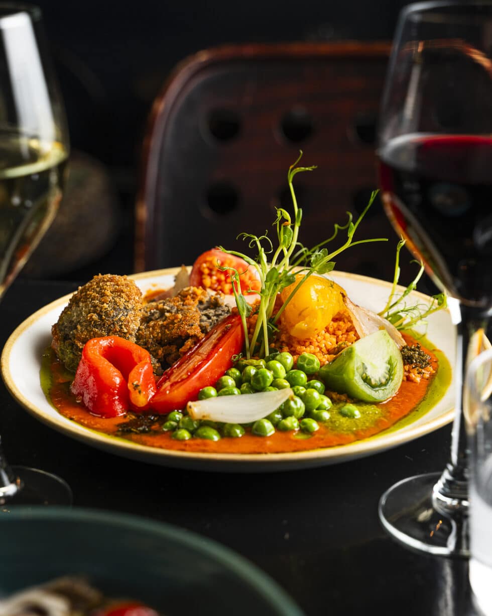 Assiette gourmet avec vin rouge