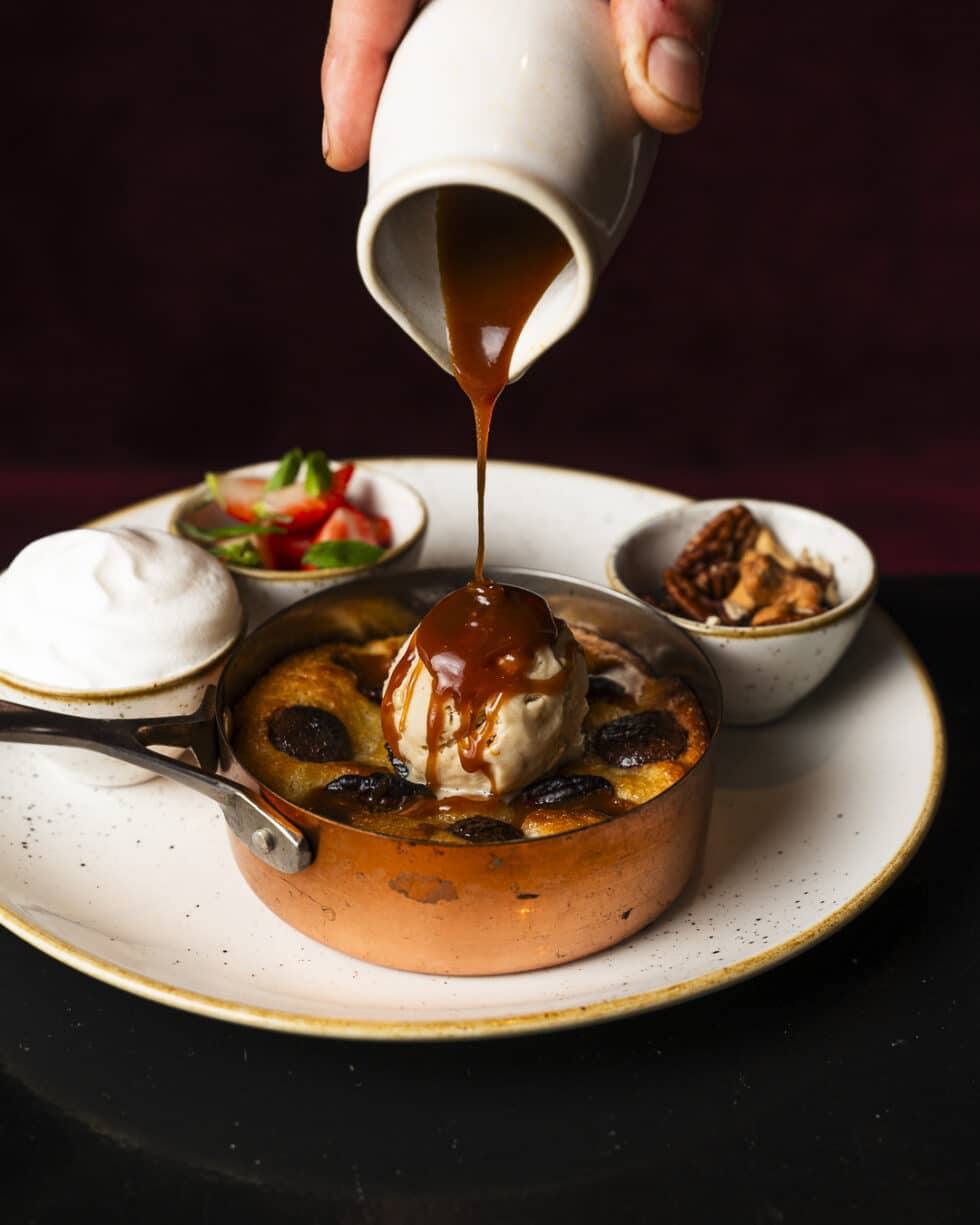 Dessert de caramel coulant sur glace et gâteau