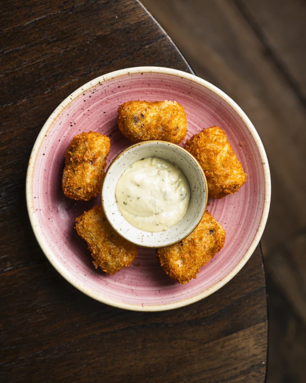Croquettes croustillantes avec sauce tartare en bol