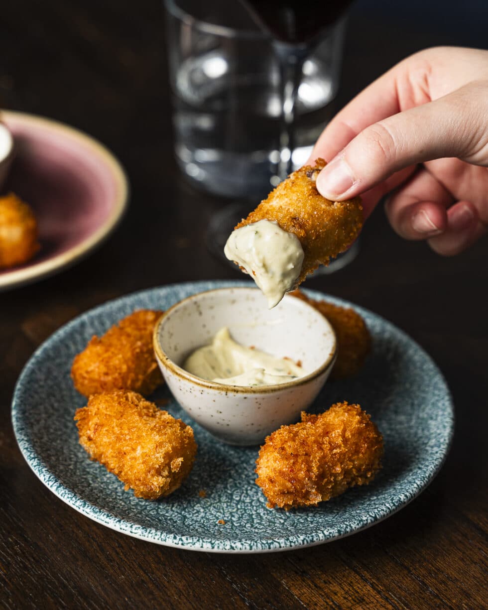 Croquettes croustillantes trempées dans sauce crémeuse