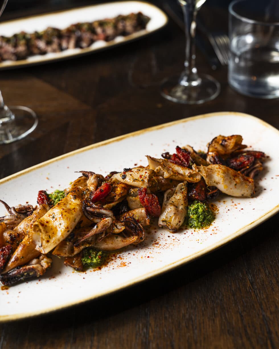 Calamars grillés avec tomates et brocoli sur assiette