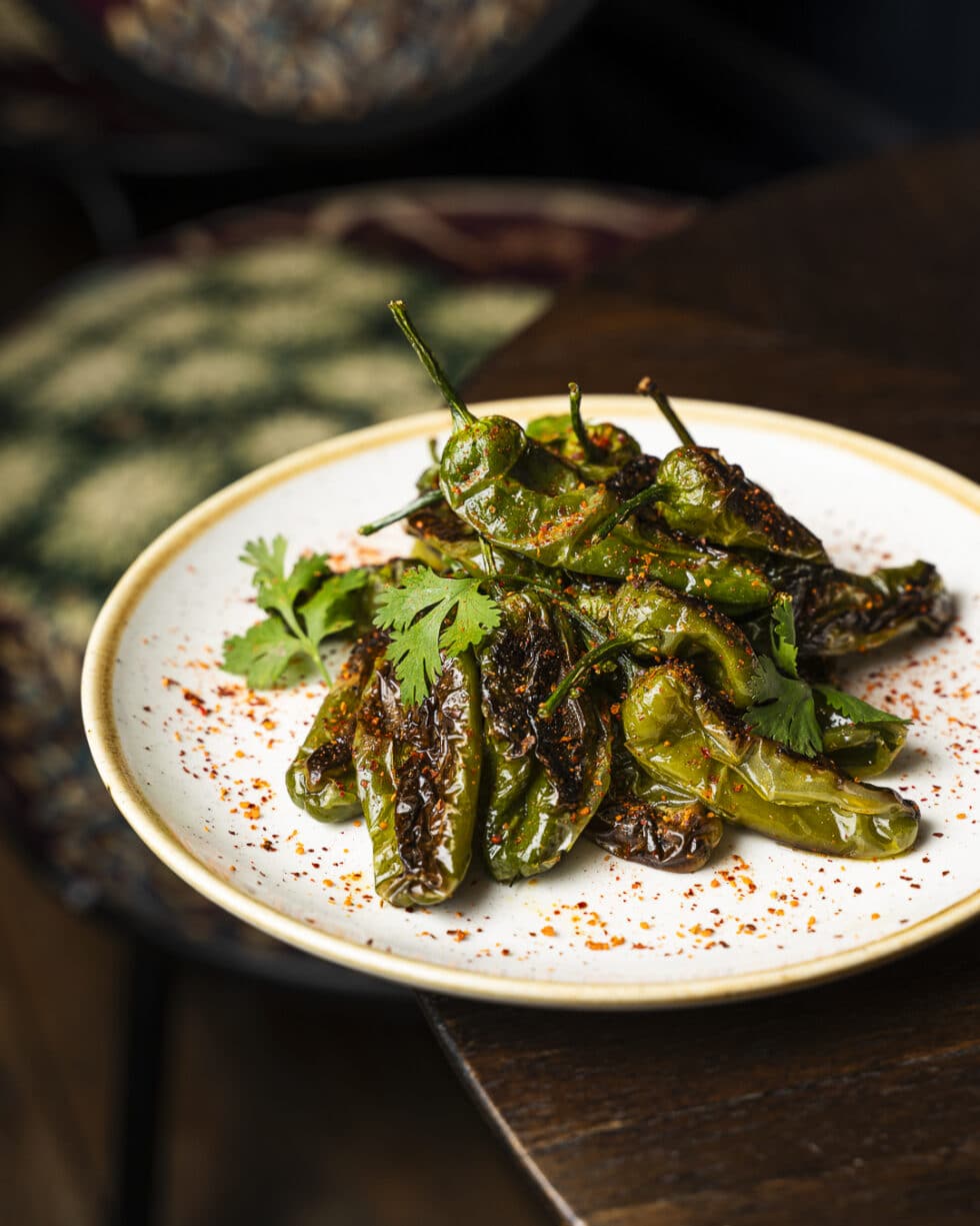Piments grillés épicés sur assiette décorative