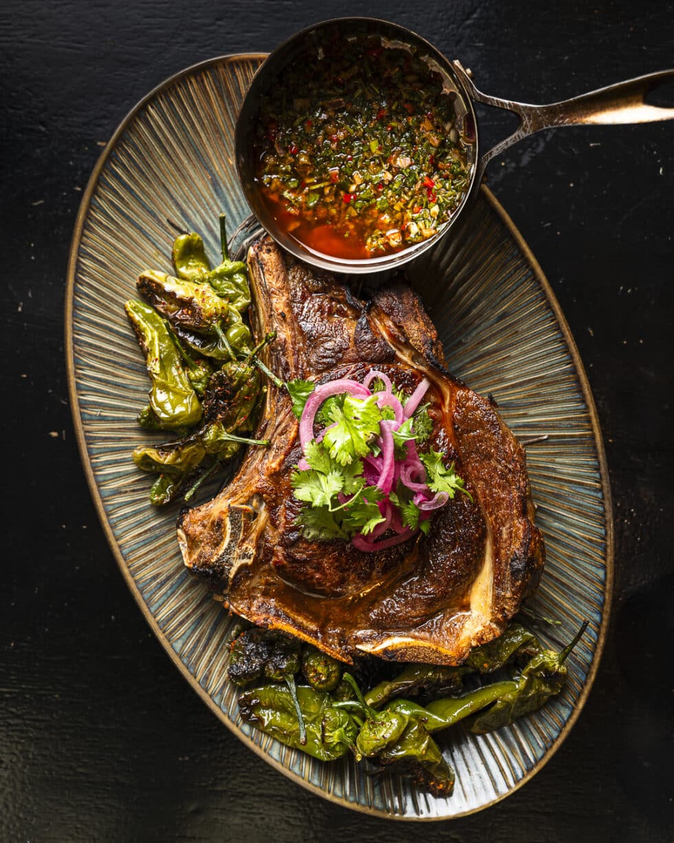 Côte de boeuf grillée avec poivrons verts et sauce