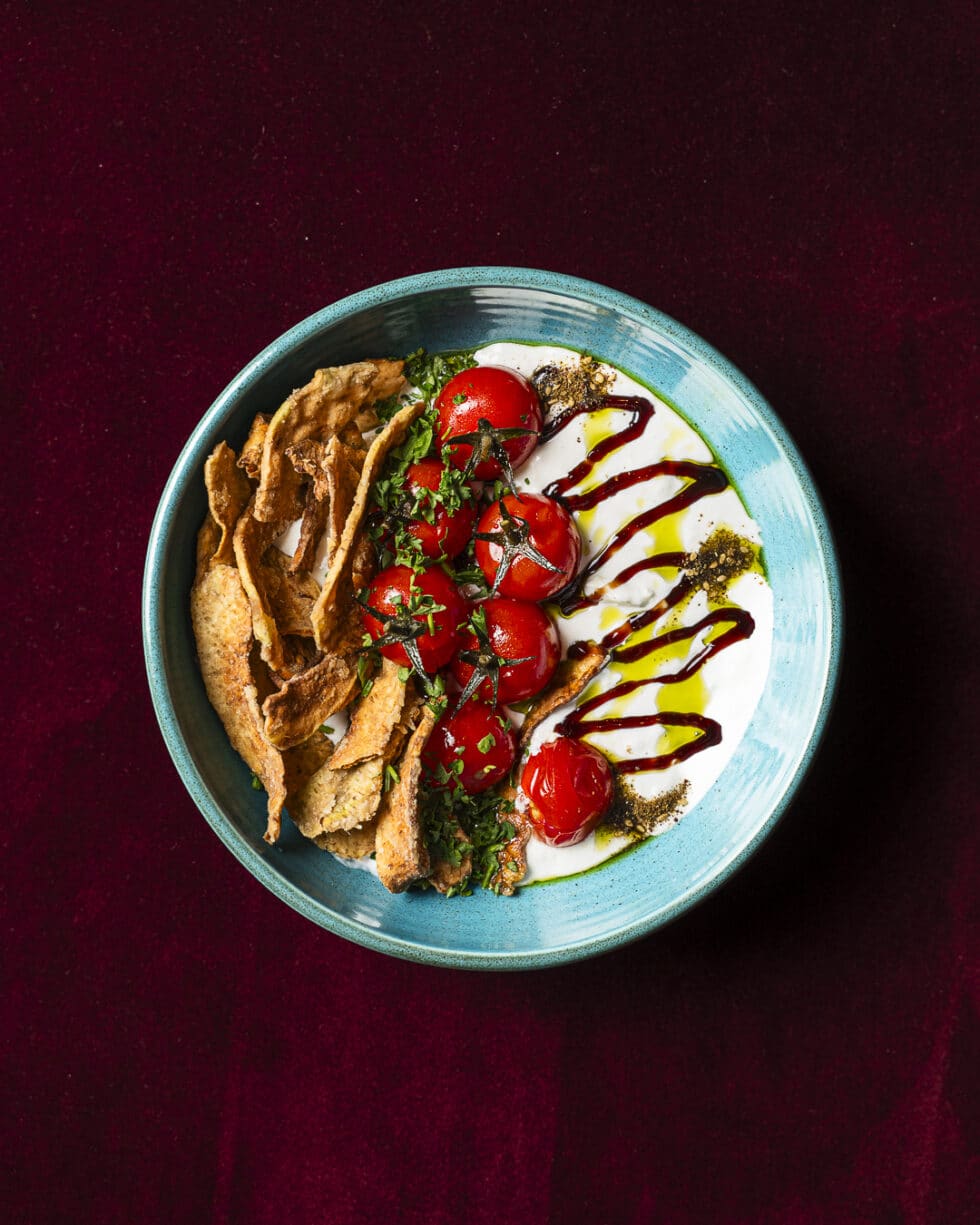 Assiette de kebab avec yaourt et tomates cerises